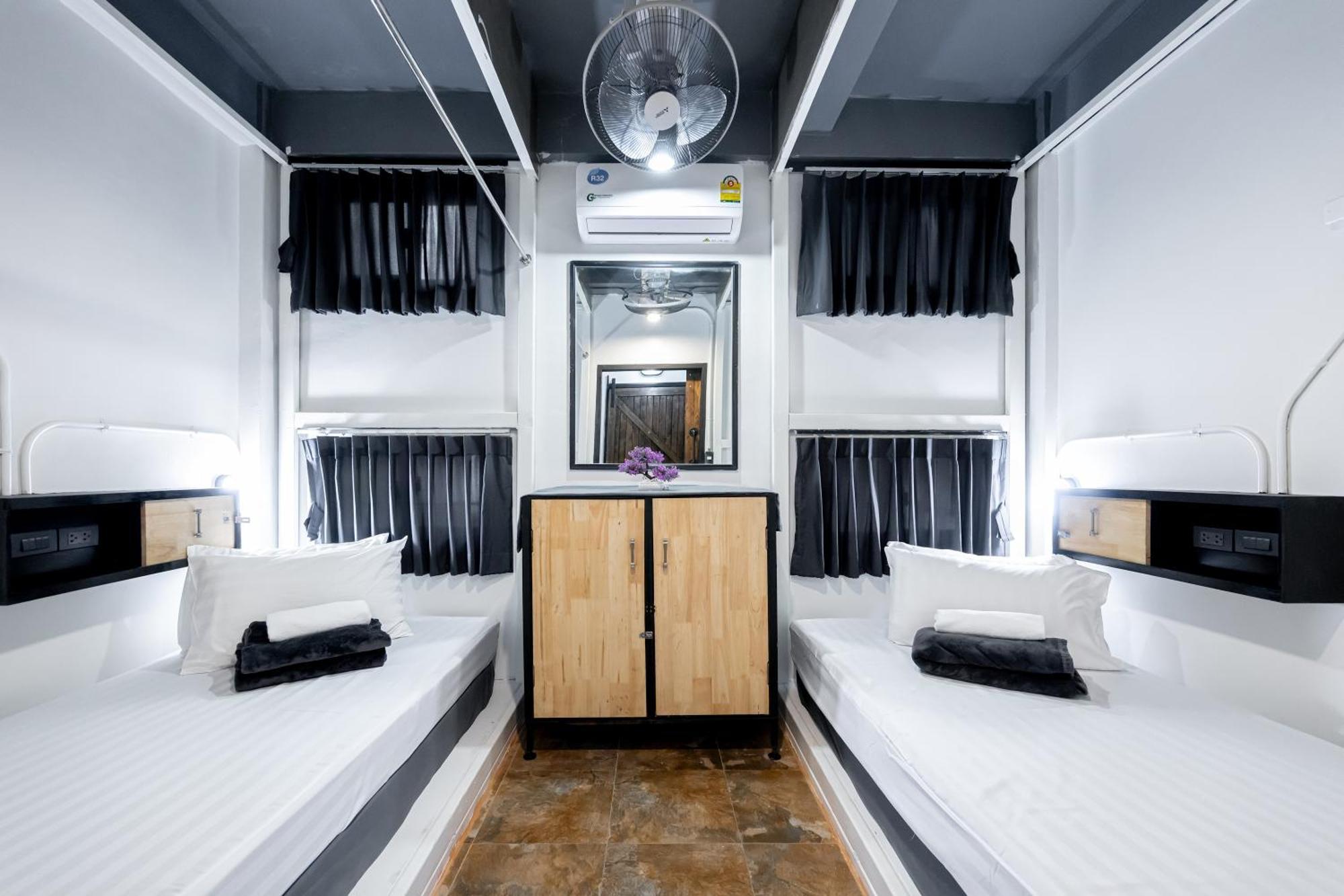 Vibes Hostel Бангкок Екстер'єр фото