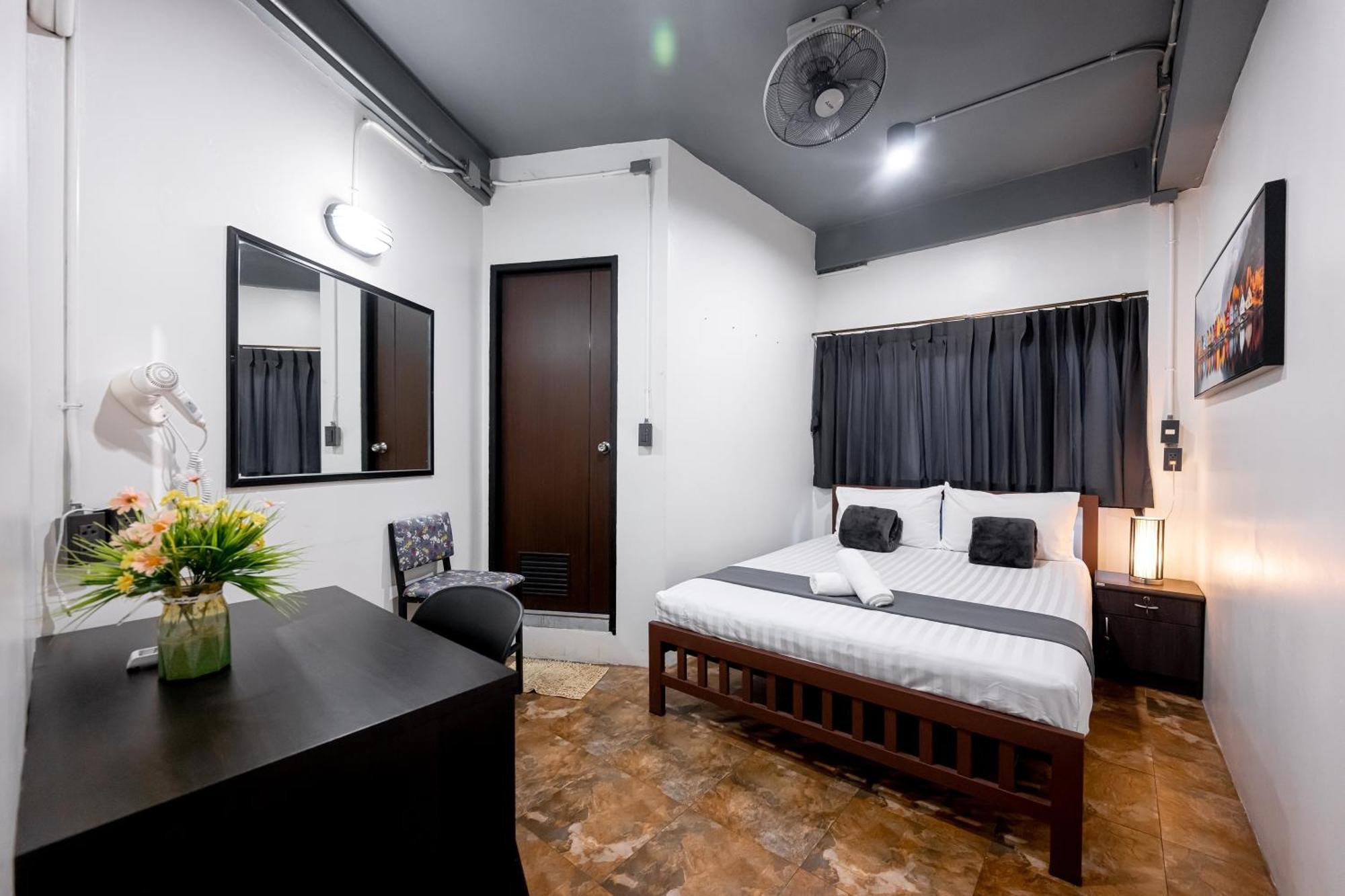 Vibes Hostel Бангкок Екстер'єр фото