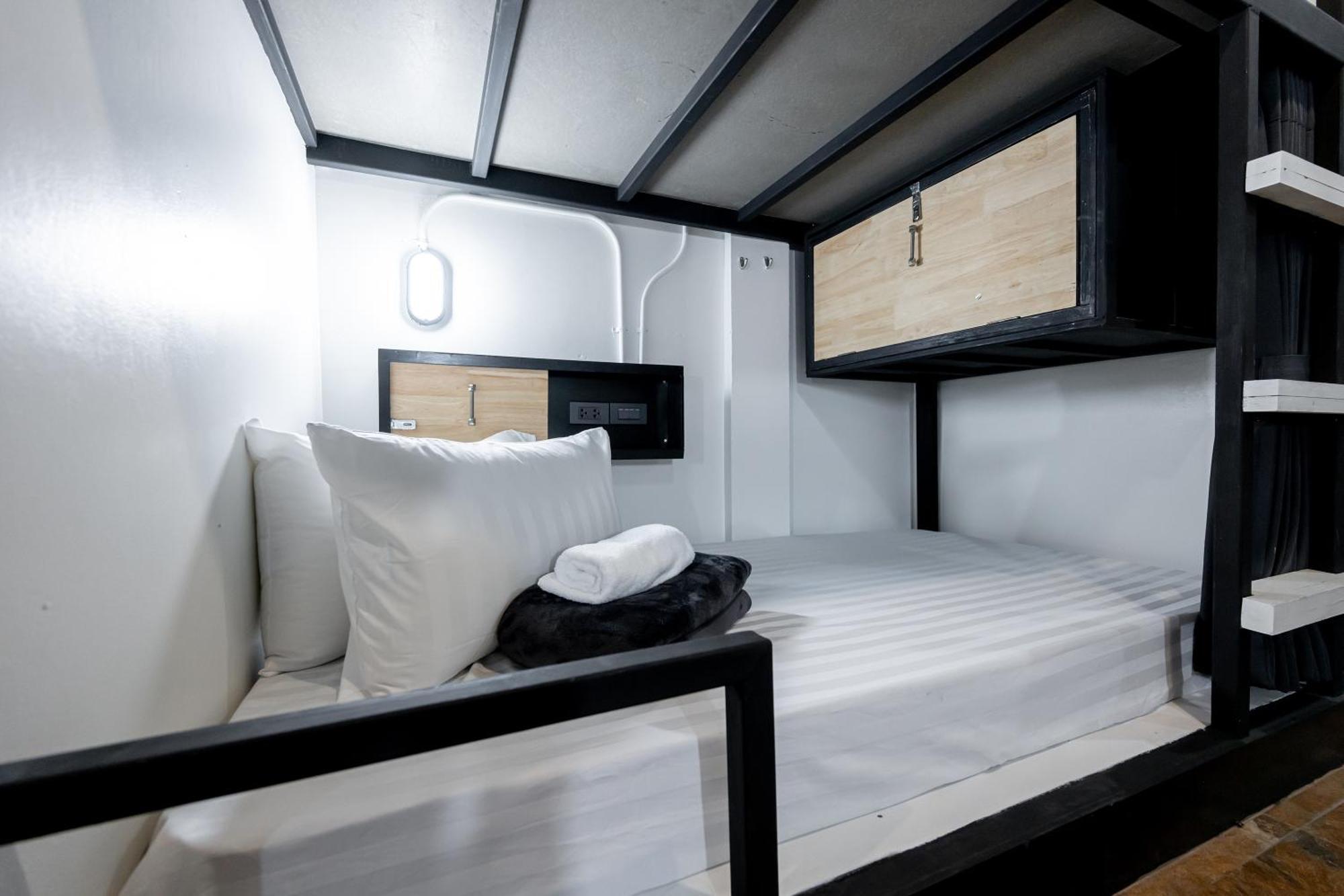 Vibes Hostel Бангкок Екстер'єр фото